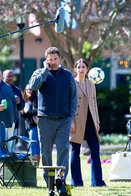 《深水》：情欲漩涡，婚姻的残酷真相，本·阿弗莱克与安娜·德·阿玛斯的爱恨纠缠！